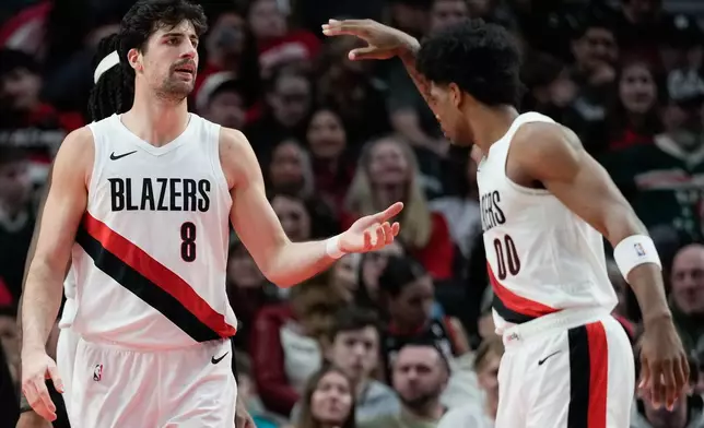 2026年3月25日周三，在俄勒岡州波特蘭舉行的一場NBA籃球賽上半場，波特蘭拓荒者隊前鋒阿夫迪亞（Deni Avdija）（8號）在一次判罰後與後衛亨德森（Scoot Henderson）（00號）慶祝。（美聯社圖片/Jenny Kane） AP圖片