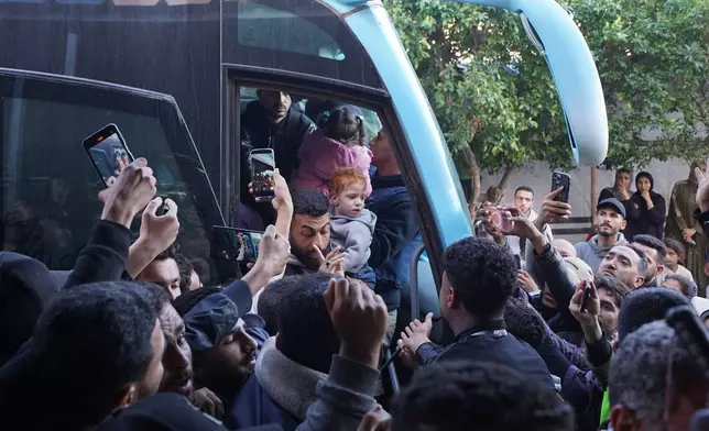 一群幼兒於2026年3月30日周一返回加沙，他們逾兩年前作為早產嬰兒被撤離到埃及接受治療，現抵達加沙地帶汗尤尼斯（Khan Younis）的納賽爾醫院（Nasser Hospital）。 (美聯社圖片/Jehad Alshrafi) AP圖片