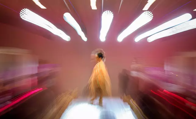 西蒙娜·贊菲爾（Simona Zamfir）在「SEEN匿名裁縫慈善晚會」期間在台上擺姿勢。該晚會由布加勒斯特唐氏綜合症支援協會（Down Plus Bucharest）主辦，旨在支援唐氏綜合症及其他智力障礙的年輕人。活動於2026年3月18日（周三）在羅馬尼亞布加勒斯特舉行，以迎接3月21日的世界唐氏綜合症日。(美聯社圖片/Andreea Alexandru) AP圖片