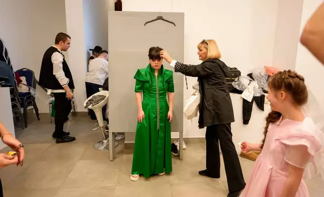 安德拉達·普拉欽特斯庫（Andrada Placintescu）在「SEEN匿名裁縫慈善晚會」前站立。該晚會由布加勒斯特唐氏綜合症支援協會（Down Plus Bucharest）主辦，旨在支援唐氏綜合症及其他智力障礙的年輕人。活動於2026年3月18日（周三）在羅馬尼亞布加勒斯特舉行，以迎接3月21日的世界唐氏綜合症日。(美聯社圖片/Andreea Alexandru) AP圖片