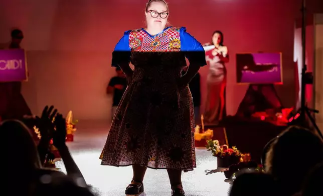 亞歷山德拉·拉卡特伊（Alexandra Racatej）在「SEEN匿名裁縫慈善晚會」期間在天橋上行走。該晚會由布加勒斯特唐氏綜合症支援協會（Down Plus Bucharest）主辦，旨在支援唐氏綜合症及其他智力障礙的年輕人。活動於2026年3月18日（周三）在羅馬尼亞布加勒斯特舉行，以迎接3月21日的世界唐氏綜合症日。(美聯社圖片/Vadim Ghirda) AP圖片