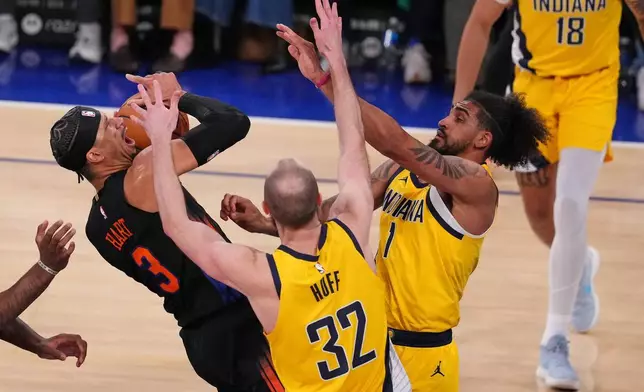 印第安納溜馬球員謝夏夫（Jay Huff）（32號）和奧比托賓（Obi Toppin）（1號）防守紐約人球員祖舒夏特（Josh Hart）（3號）的投籃。AP圖片