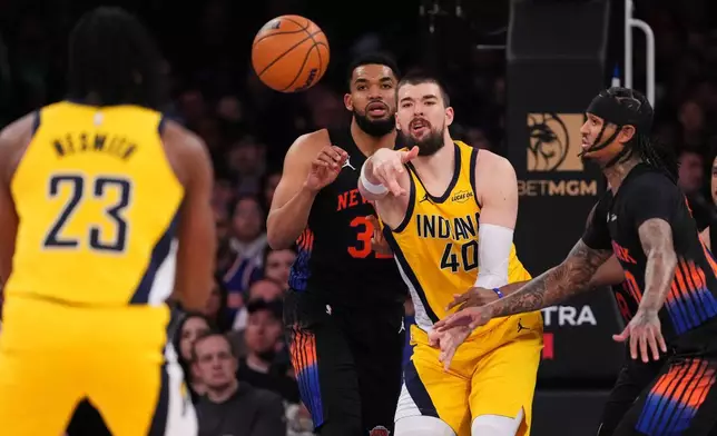 印第安納溜馬球員祖巴克（Ivica Zubac）（40號）傳球予艾朗尼斯密夫（Aaron Nesmith）（23號），紐約人球員卡爾安東尼唐斯（Karl-Anthony Towns）（32號）和佐敦奇勒臣（Jordan Clarkson）（00號）在旁防守。  AP圖片