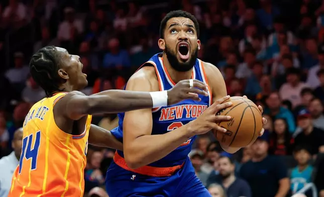 2026年3月26日，美國北卡羅來納州夏洛特，NBA籃球賽上半場，紐約人隊中鋒卡爾．安東尼．唐斯（Karl-Anthony Towns，右）準備投籃，面對夏洛特黃蜂隊前鋒穆薩．迪亞巴特（Moussa Diabate）。 (美聯社圖片/Nell Redmond) AP圖片