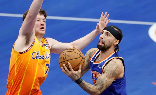 2026年3月26日，美國北卡羅來納州夏洛特，NBA籃球賽上半場，紐約人隊後衛荷西．艾華拉度（Jose Alvarado，右）運球突破夏洛特黃蜂隊後衛康．克努佩爾（Kon Knueppel，左）。 (美聯社圖片/Nell Redmond) AP圖片