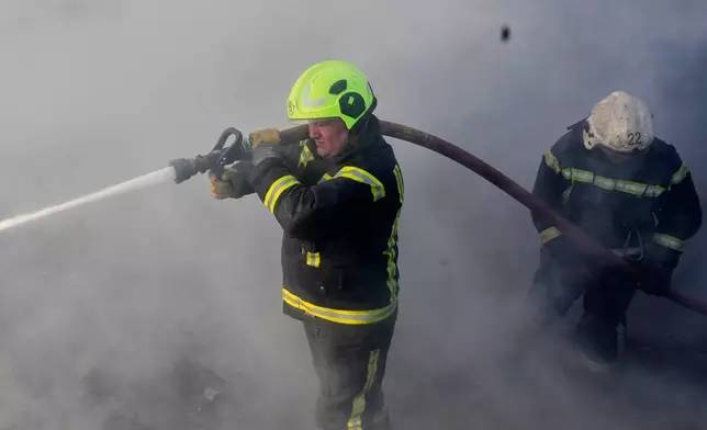 2026年3月14日周六，烏克蘭基輔附近的布羅瓦里，俄羅斯發動導彈及無人機襲擊後，消防員在住宅區撲滅火災。(美聯社圖片/Efrem Lukatsky) AP圖片