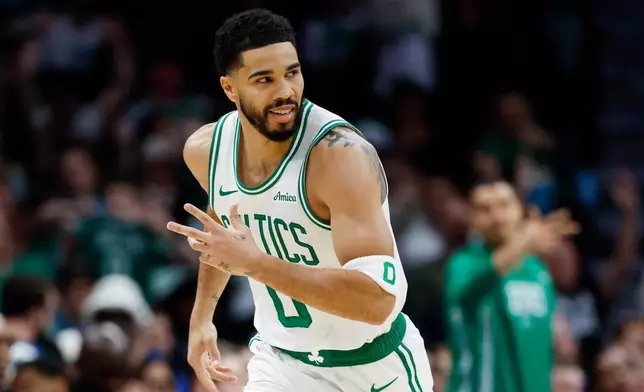2026年3月29日周日，NBA籃球賽上半場，波士頓塞爾特人前鋒謝森泰頓在北卡羅來納州夏洛特對陣夏洛特黃蜂時射入三分球後作出反應。(美聯社圖片/Nell Redmond) AP圖片