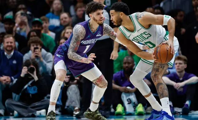 2026年3月29日周日，NBA籃球賽上半場，波士頓塞爾特人前鋒謝森泰頓（右）在北卡羅來納州夏洛特嘗試突破夏洛特黃蜂後衛拉美路波爾（1號）。(美聯社圖片/Nell Redmond) AP圖片