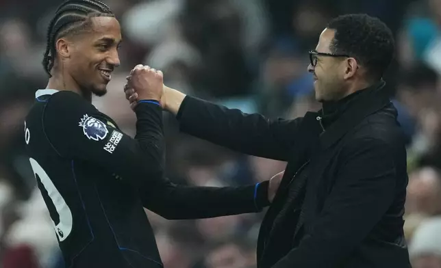 2026年3月4日周三，英格蘭伯明翰，英超聯賽阿士東維拉對車路士的足球比賽期間，車路士的祖奧柏度與領隊利亞姆羅森尼爾（Liam Rosenior）握手。AP圖片