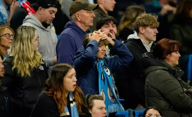 2026年3月4日周三，英格蘭曼徹斯特，英超聯賽曼城對諾定咸森林的足球比賽期間，曼城球迷的反應。AP圖片