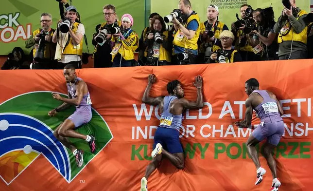 美國選手佐敦安東尼（Jordan Anthony）、英國選手耶利米亞阿祖（Jeremiah Azu）及美國選手特雷馮布羅梅爾（Trayvon Bromell）（從左起）在波蘭托倫舉行的世界室內田徑錦標賽男子60米決賽後跳入墊中。攝於2026年3月20日周五。(美聯社圖片/Matthias Schrader) AP圖片