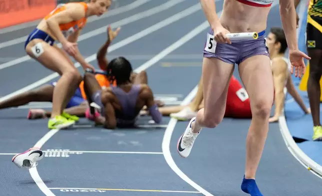 美國選手莎拉賴芬拉特（Sara Reifenrath）在波蘭托倫舉行的世界室內田徑錦標賽混合4 X 400米接力賽中，跑掉一隻鞋後繼續比賽。攝於2026年3月21日周六。(美聯社圖片/Petr David Josek) AP圖片