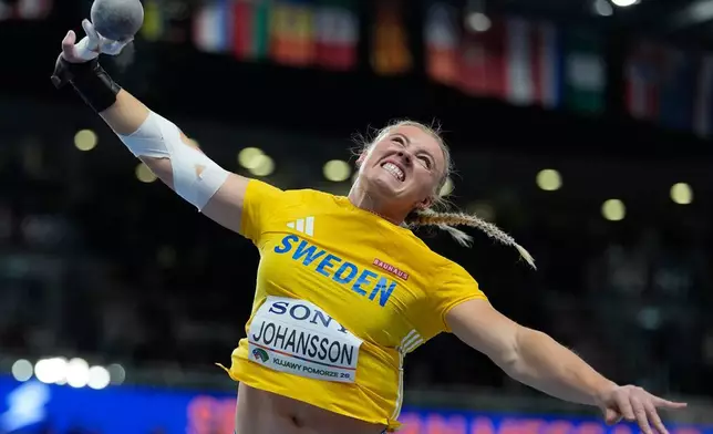 瑞典選手艾克塞琳娜約翰遜（Axelina Johansson）在波蘭托倫舉行的世界室內田徑錦標賽女子鉛球決賽中比賽。攝於2026年3月20日周五。(美聯社圖片/Matthias Schrader) AP圖片