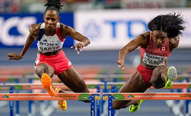 2026年3月22日周日，法國選手萊蒂西亞·巴普特（Laeticia Bapte）（左）與加拿大選手瑪麗亞姆·阿卜杜勒-拉希德（Mariam Abdul-Rashid），在波蘭托倫舉行的世界田徑室內錦標賽女子60米跨欄預賽中競逐。(美聯社圖片/Petr David Josek) AP圖片