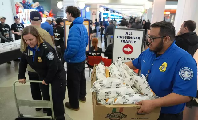 運輸安全管理局（TSA）人員在費城國際機場為健力士世界紀錄嘗試而製作的芝士扒三文治，收集給同事，當日為全國芝士扒日，攝於2026年3月24日周二的費城。(美聯社圖片/Matt Rourke) AP圖片