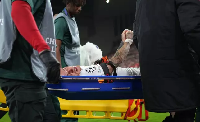 加拉塔沙雷的諾亞蘭受傷後，醫護人員將他抬離球場。AP圖片