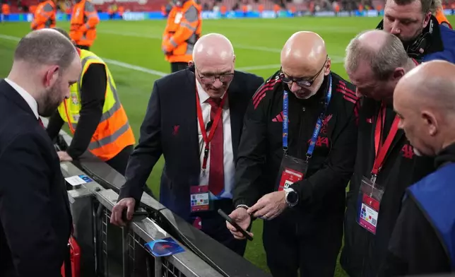 加拉塔沙雷球員諾亞蘭與廣告板碰撞後手指受傷，工作人員檢查涉事廣告板。AP圖片