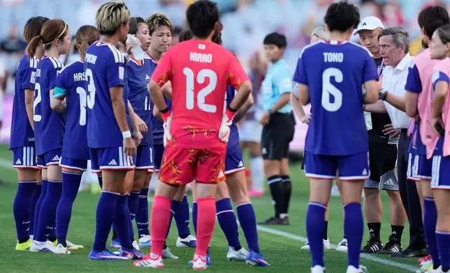 日本隊教練尼爾森（Nils Nielsen，右）在2026年3月15日（周日）於悉尼舉行的女子亞洲盃半準決賽中，與菲律賓隊比賽期間，在暫停時與球員交談。 AP圖片