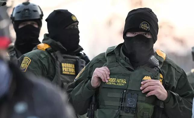 檔案圖片：2026年1月8日周四，在明尼蘇達州（Minnesota）明尼亞波利斯（Minneapolis）的畢曉普亨利惠普爾聯邦大樓（Bishop Henry Whipple Federal Building）外，聯邦探員注視著聚集的示威者。（美聯社圖片/Tom Baker） AP圖片