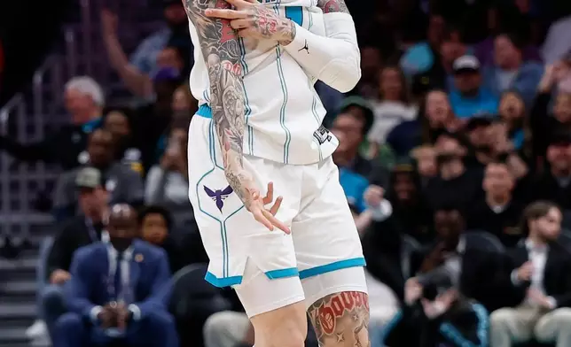 夏洛特黃蜂隊後衛拉美路波爾（LaMelo Ball）射入三分球後慶祝。 AP圖片