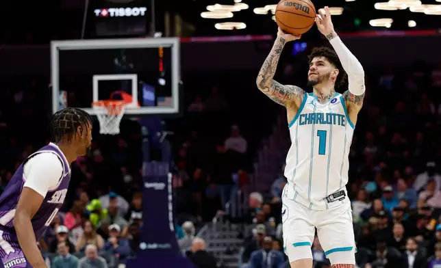 夏洛特黃蜂隊後衛拉美路波爾（LaMelo Ball）（1號）在薩克拉門托帝王隊後衛馬利克蒙克（Malik Monk）面前投籃。 AP圖片