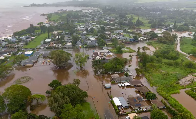 2026年3月20日周五，夏威夷哈雷瓦（Haleiwa）的街道因暴雨而水浸。(美聯社圖片/Mengshin Lin) AP圖片