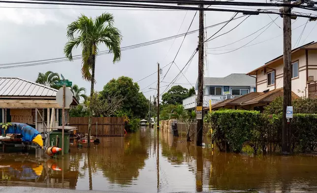 2026年3月20日周五，夏威夷哈雷瓦（Haleiwa）的街道因暴雨而水浸。(美聯社圖片/Mengshin Lin) AP圖片