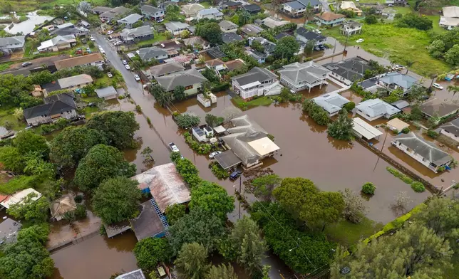 2026年3月20日周五，夏威夷哈雷瓦（Haleiwa）的街道因暴雨而水浸。(美聯社圖片/Mengshin Lin) AP圖片