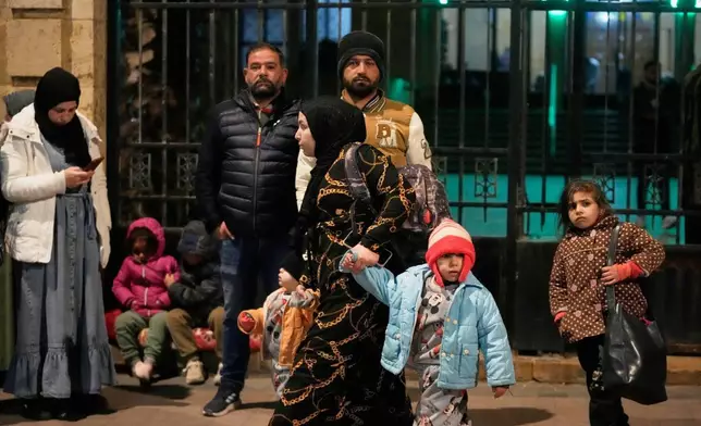 2026年3月2日週一清晨，黎巴嫩南部港口城市賽達，一個從黎巴嫩南部逃離以色列空襲的流離失所家庭抵達。(美聯社圖片/Mohammed Zaatari) AP圖片