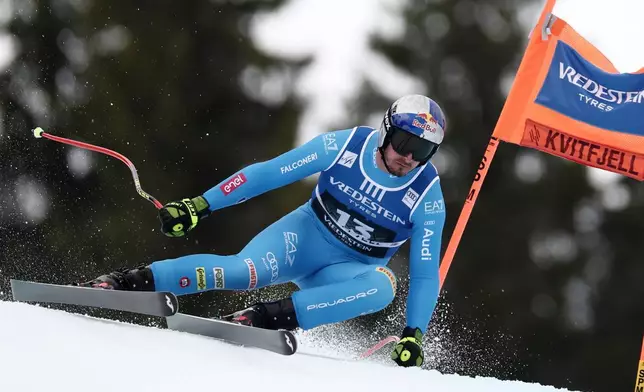 2026年3月22日周日，意大利選手多米尼克·帕里斯（Dominik Paris）在挪威克維特費爾舉行的利勒哈默爾（Lillehammer）世界盃決賽男子超級大迴轉賽事中，高速滑下賽道。(美聯社圖片/Gabriele Facciotti) AP圖片