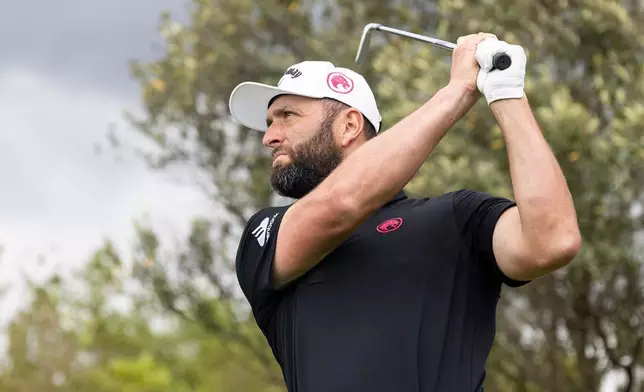 LIV高爾夫南非站決賽輪，Legion XIII隊長莊拉姆（Jon Rahm）於2026年3月22日（周日）在南非米德蘭的Steyn City俱樂部第三洞開球。（LIV高爾夫圖片/美聯社） AP圖片