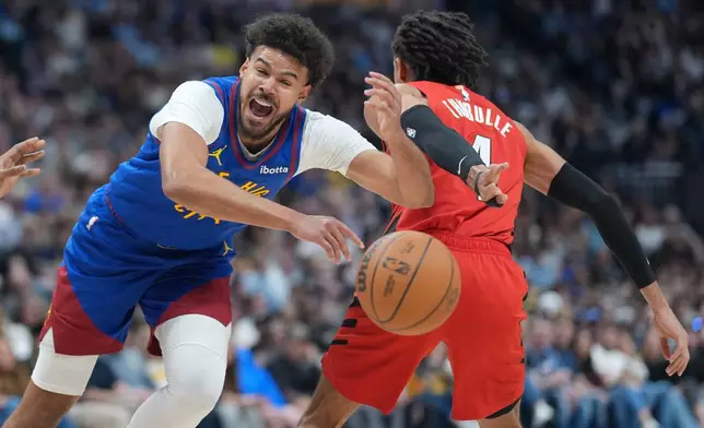 丹佛金塊前鋒莊臣（Cameron Johnson）（左）在周日（2026年3月22日）於丹佛舉行的一場NBA籃球賽下半場，運球突破波特蘭拓荒者後衛泰布爾（Matisse Thybulle）時失去控球。 (美聯社圖片/David Zalubowski) AP圖片
