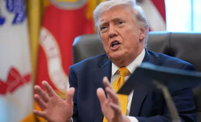 2026年3月16日周一，總統特朗普在華盛頓白宮橢圓形辦公室簽署一項關於打擊欺詐專責小組的行政命令後發表講話。 AP圖片