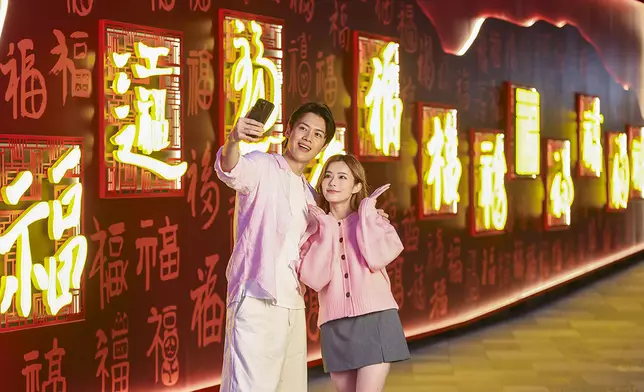 匯聚108位來自社會各界人士親筆書寫的「福」字墨寶，築成長18米、高 3.8 米的文化長卷