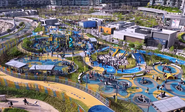 將軍澳南公園提供多項休閒設施供市民享用