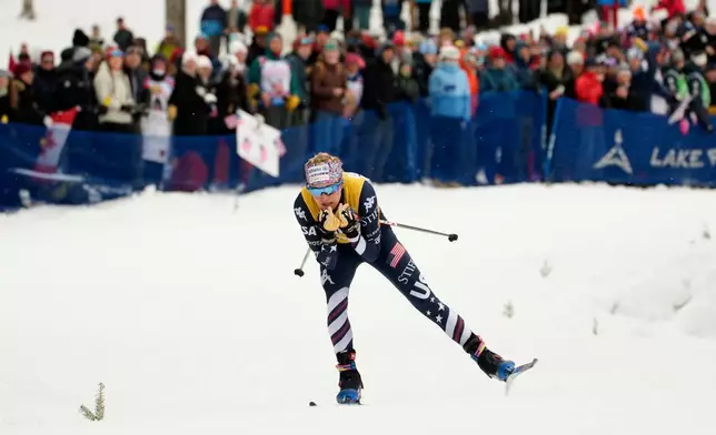 美國選手潔西迪金斯（Jessie Diggins）於2026年3月21日周六在普萊西德湖（Lake Placid），紐約州舉行的女子世界盃決賽自由式短距離越野滑雪賽中競賽。(美聯社圖片/Robert F. Bukaty) AP圖片