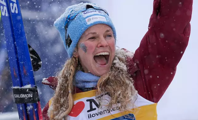 美國選手潔西迪金斯（Jessie Diggins）於2026年3月20日周五在普萊西德湖（Lake Placid），紐約州舉行的女子世界盃決賽傳統式10公里間隔出發越野滑雪賽後作出反應。(美聯社圖片/Robert F. Bukaty) AP圖片