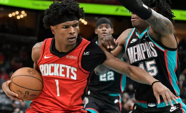 2026年3月27日周五於田納西州孟菲斯舉行的一場NBA籃球賽上半場，侯斯頓火箭後衛阿門湯遜（1號）運球面對孟菲斯灰熊前鋒GG積遜（45號）。(美聯社圖片/Brandon Dill) AP圖片