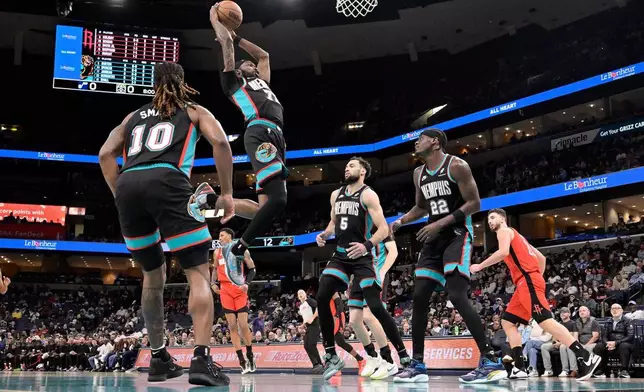 2026年3月27日周五於田納西州孟菲斯舉行的一場NBA籃球賽上半場，孟菲斯灰熊後衛迪莊查路（77號）搶下籃板球。(美聯社圖片/Brandon Dill) AP圖片