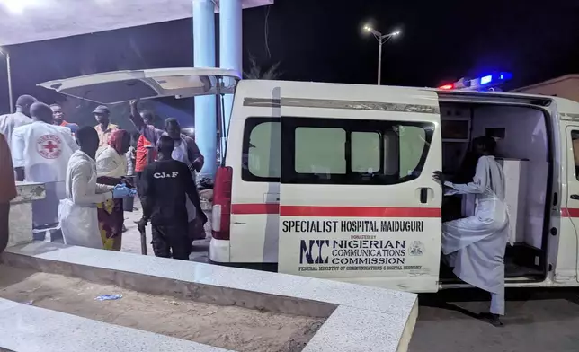 2026年3月16日周一，尼日利亞邁杜古里（Maiduguri）發生炸彈爆炸後，一輛救護車停泊在醫院外。(美聯社圖片) AP圖片