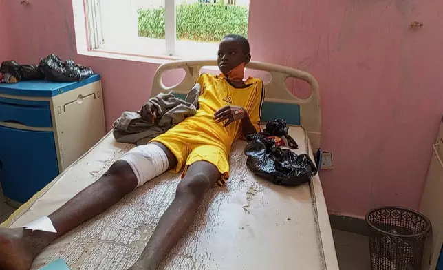 一名在周一市集炸彈襲擊中受傷的受害者，周二（2026年3月17日）在尼日利亞邁杜古里（Maiduguri）一間醫院接受治療。(美聯社圖片/Jossy Ola) AP圖片