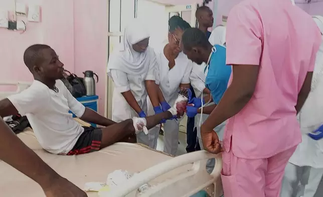 一名在周一市集炸彈襲擊中受傷的受害者，周二（2026年3月17日）在尼日利亞邁杜古里（Maiduguri）一間醫院接受治療。(美聯社圖片/Jossy Ola) AP圖片