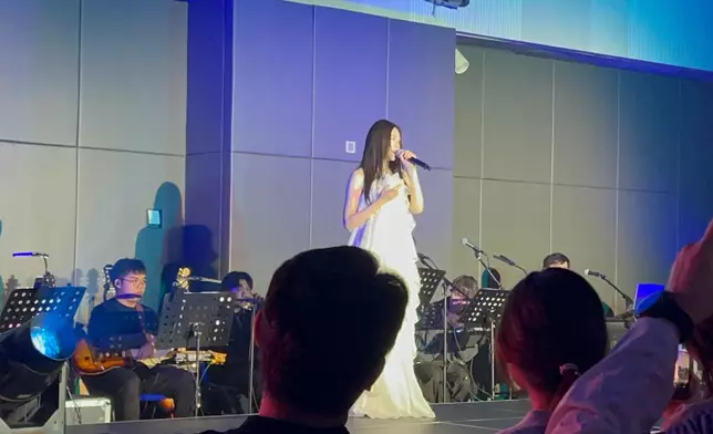 雲浩影現場獻唱，巴士的報記者攝