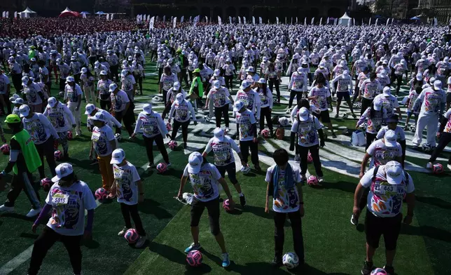 2026年3月15日周日，民眾在墨西哥城索卡洛廣場練習足球技巧，嘗試創造「最大足球課」的健力士世界紀錄。(美聯社圖片/馬可·烏加特) AP圖片