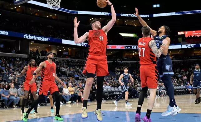 波特蘭拓荒者中鋒多諾雲克林根（Donovan Clingan）（23號）在周三（2026年3月4日）於田納西州孟菲斯舉行的一場NBA籃球賽上半場，搶下籃板球。 AP圖片