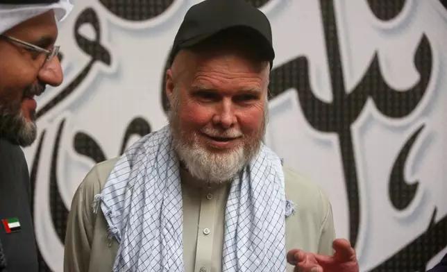 美國公民丹尼斯科伊爾在喀布爾機場登機前微笑。AP圖片