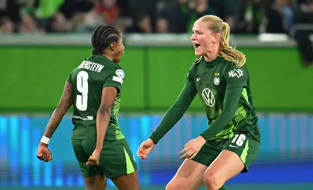 禾夫斯堡的貝倫施泰因（Lineth Beerensteyn，左）在德國禾夫斯堡舉行的歐聯八強首回合賽事中，與隊友古華（Camilla Kuever）慶祝入球。攝於2026年3月24日周二。(美聯社圖片/Swen Pfortner/dpa) AP圖片