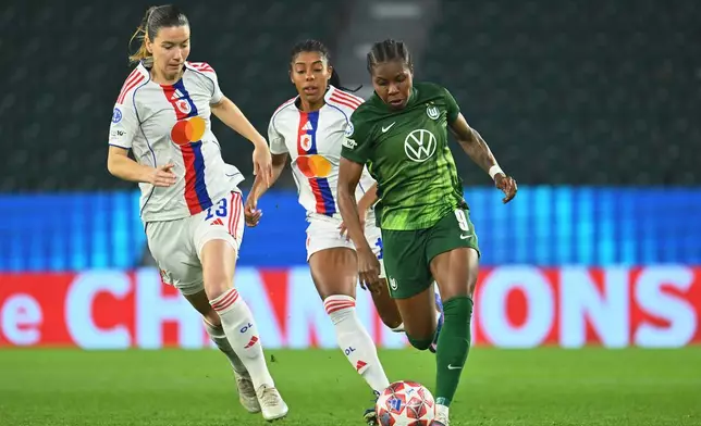 禾夫斯堡的貝倫施泰因（Lineth Beerensteyn，右）在德國禾夫斯堡舉行的歐聯八強首回合賽事中，盤球突破里昂的艾古路拿（Damaris Egurrola）。攝於2026年3月24日周二。(美聯社圖片/Swen Pfortner/dpa) AP圖片
