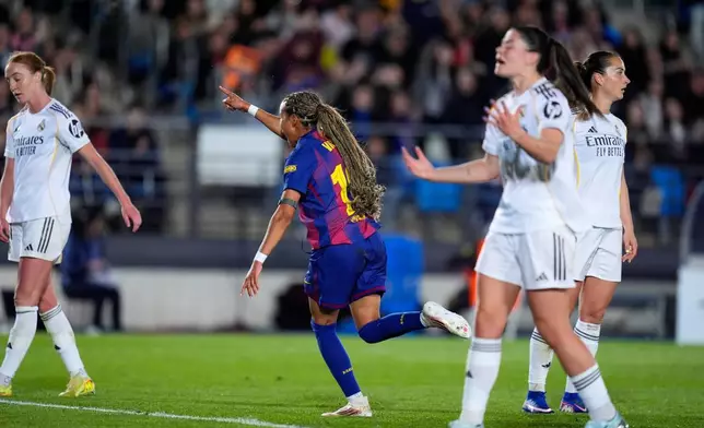 巴塞隆拿球員維琪盧比斯（Vicky López）在西班牙馬德里舉行的女子歐聯八強首回合皇家馬德里對巴塞隆拿的足球賽事中射入球隊第五球。攝於2026年3月25日周三。(美聯社圖片/Manu Fernandez) AP圖片
