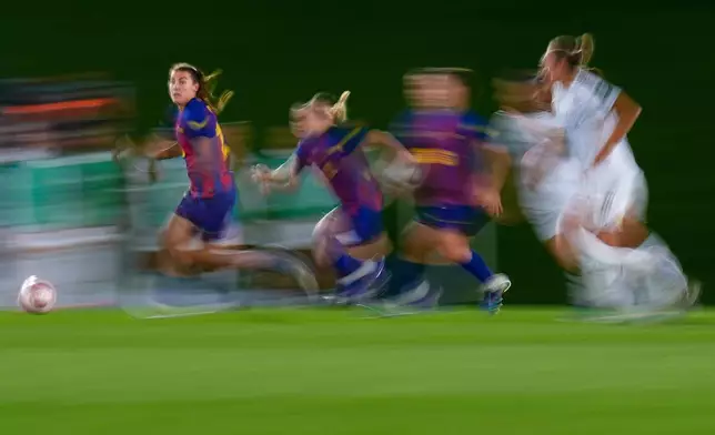 巴塞隆拿球員柏翠古查露（Patri Guijarro）（左）在西班牙馬德里舉行的女子歐聯八強首回合皇家馬德里對巴塞隆拿的足球賽事中帶球推進。攝於2026年3月25日周三。(美聯社圖片/Manu Fernandez) AP圖片